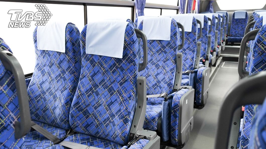 搭客運驚見乘客狂咳嗽 男痛批「感冒別搭」反遭撻伐