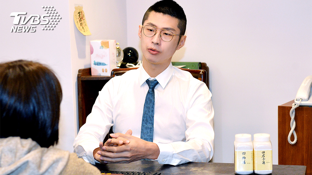 中醫師黃獻銘表示,現代年輕女性因為生活型態影響,單吃四物容易出現腹瀉的狀況,中醫臨床上會搭配四君子服用。(圖/TVBS)