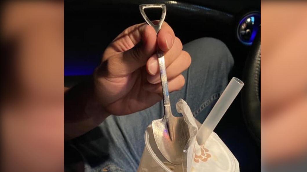 飲料喝到「鏟子」男狂嗆店員 真相曝光秒愣:她暗藏驚喜