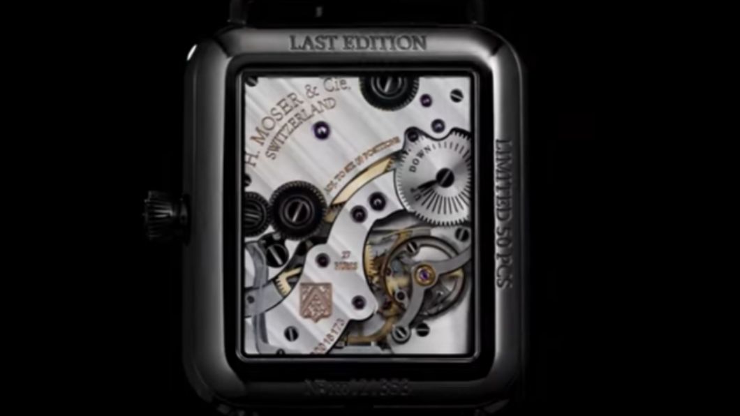 手錶背後的底蓋完整展現內部的機芯構造。(圖/翻攝自「H. Moser Watches」YouTube)