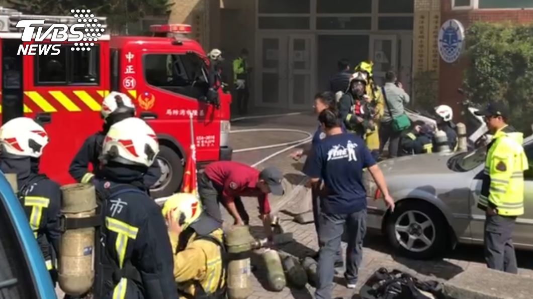 警消獲報趕抵現場救援。（圖／TVBS）