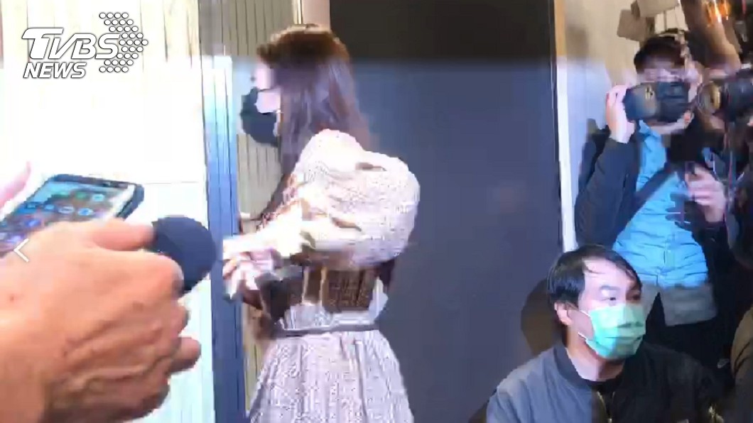 雞排妹一度拉開記者會大門。（圖／TVBS）