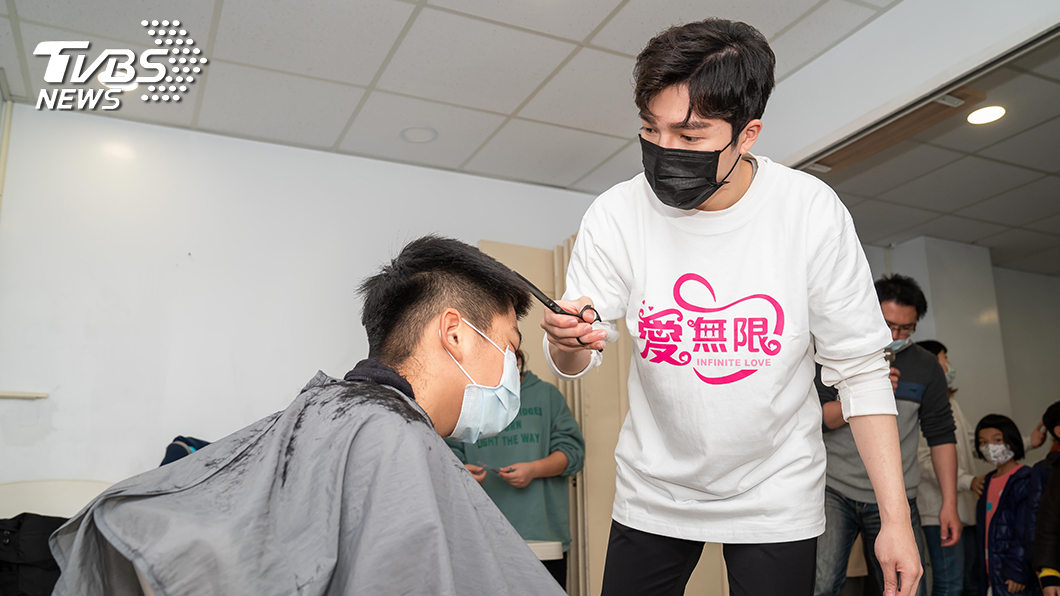 美髮專家Ryan為「主愛社會關懷協會」課輔班的孩子義剪。圖/TVBS