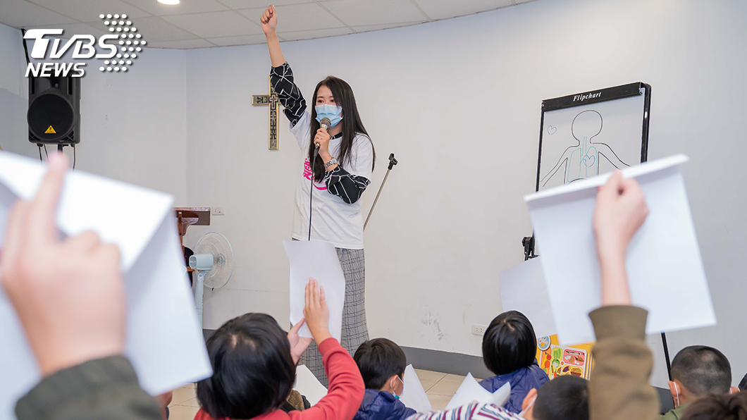 擅長插畫的家醫師陳欣湄透過繪畫教導課輔班學生認識人體器官構造。圖/TVBS