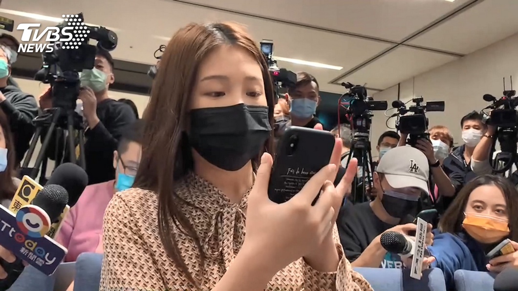雞排妹當時直接現身翁立友記者會。(圖/TVBS資料照)