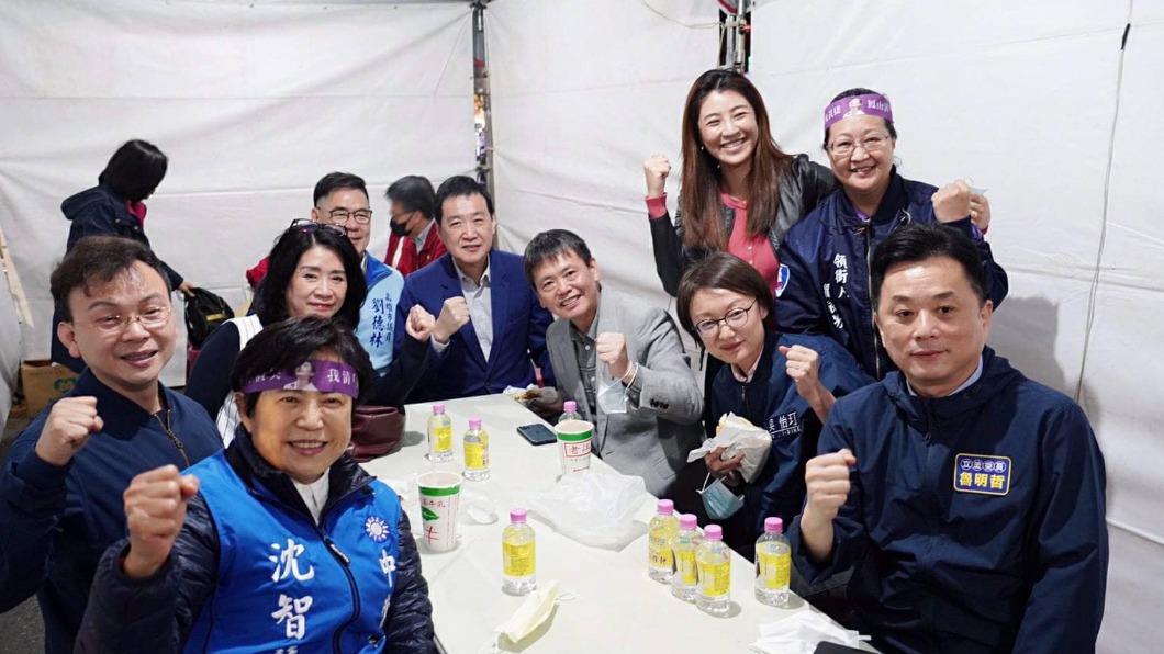 藍營人士許淑華及費鴻泰、林為洲等人出席罷捷活動。(圖/翻攝自許淑華臉書)