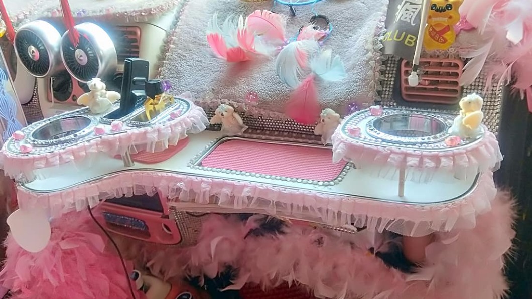 少女心大叔曬「夢幻粉車內裝」 網驚:裡面住公主?