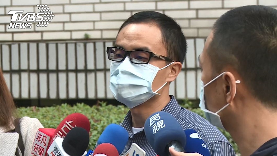 罷捷總部發言人徐尚賢一早前往投票。(圖/TVBS)