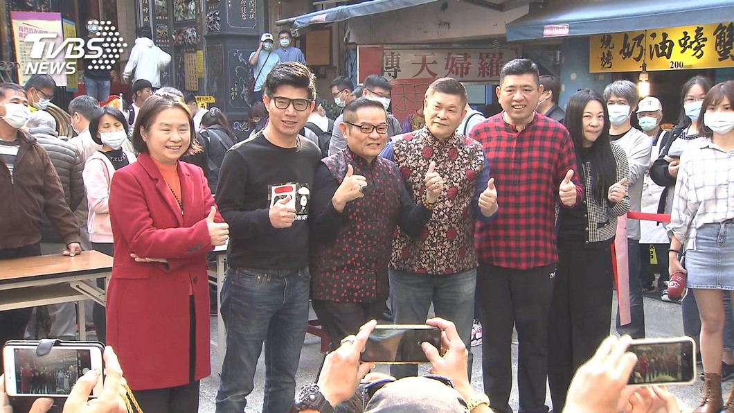許效舜昨(6)日現身基隆廟口拜年,澎恰恰等人到場力挺。(圖/TVBS)