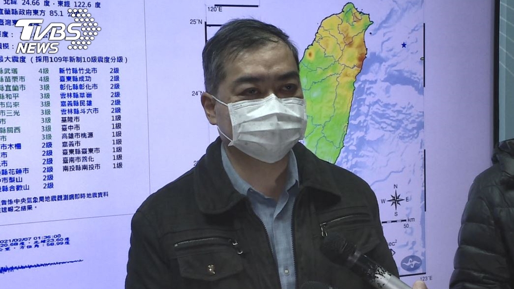 氣象局地震測報中心技正林昭儀說明地震。(圖/TVBS)