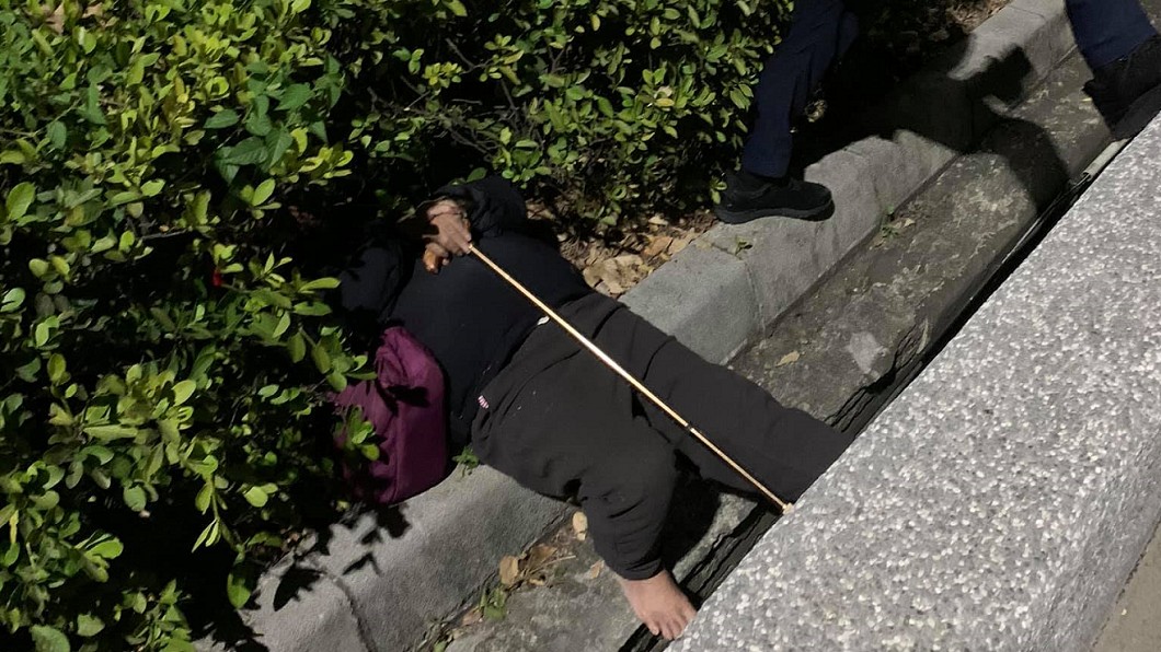 高雄街頭現詭異人腿 她揭「背後洋蔥」全場讚翻
