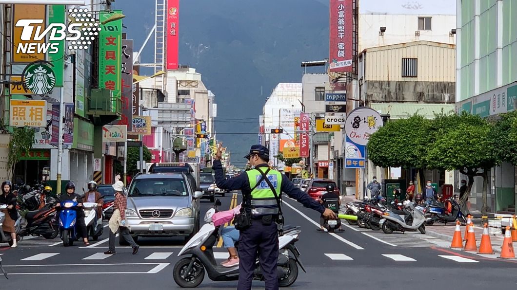 員警在花蓮市區規劃定點疏導與機車巡邏崗哨。((圖/中央社)