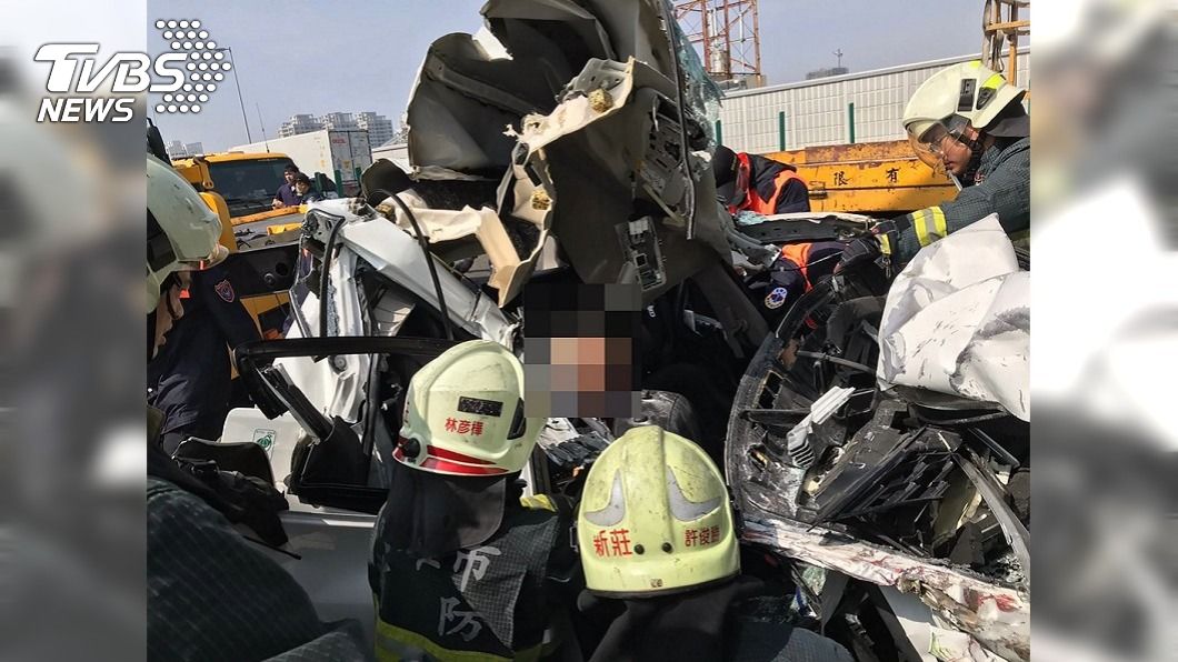 國10高雄仁武段4車連環撞 1乘客命危送醫