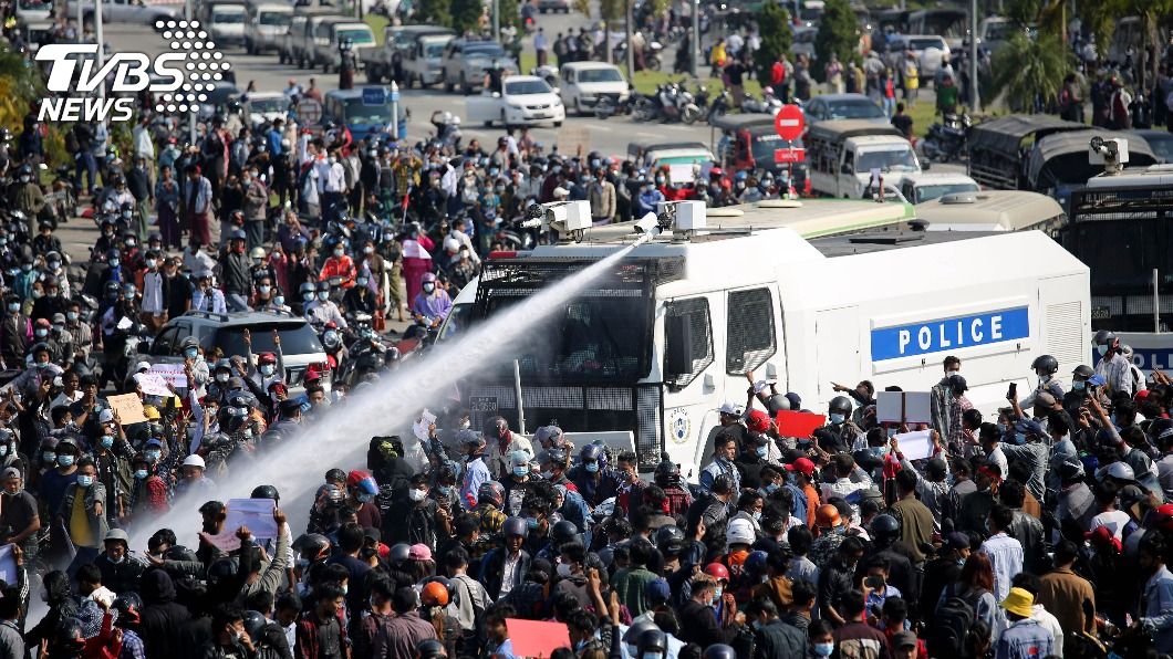 緬甸反政變抗議進入第3天　首都警方出動水砲車驅離