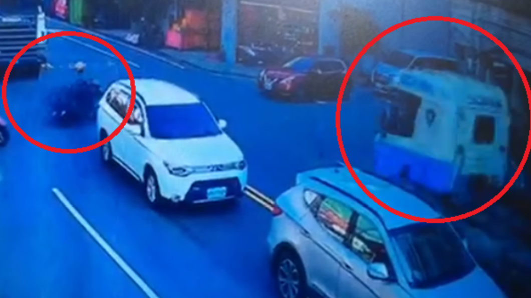 老婦未注意來車直接穿越馬路,造成意外。(圖/翻攝自「阿蓮大小事」臉書社團)