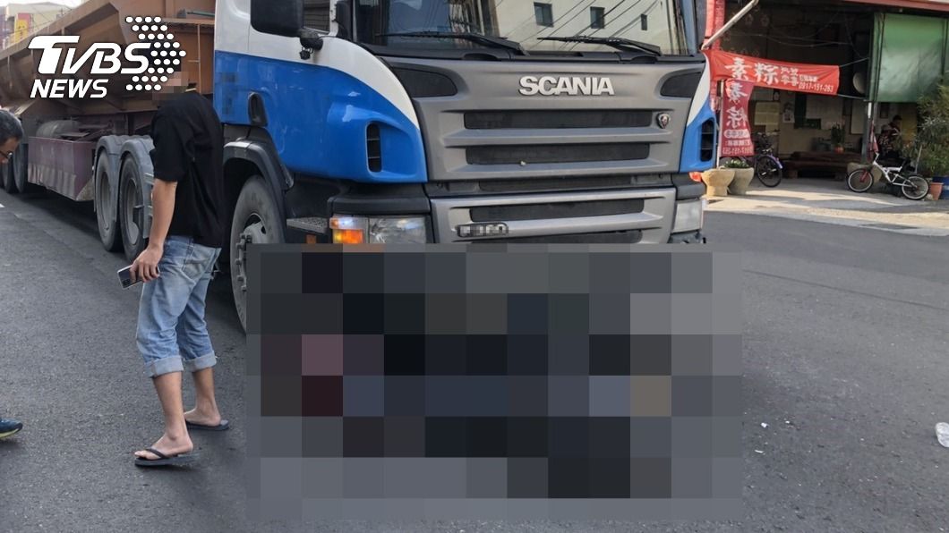 驚悚!高雄73歲婦騎車突衝出巷子 遭砂石車輾斃