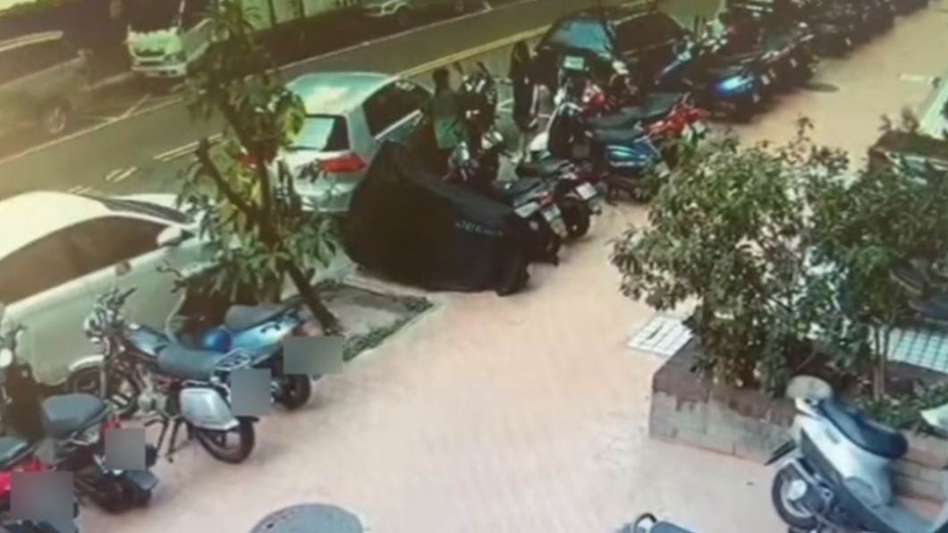 2人合力將重機扶起。（圖／翻攝自爆怨公社）