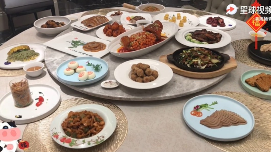 周揚青公開年夜飯菜色。(圖/翻攝自周揚青微博)