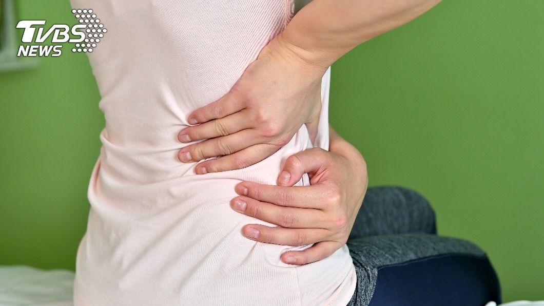 熟女腰痛就醫!驚見7公分大「鹿角性結石」 腎功能剩3分之1