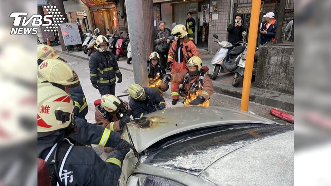 新北老車冒煙急臨停 駕駛「搬滅火器救車」逃死劫