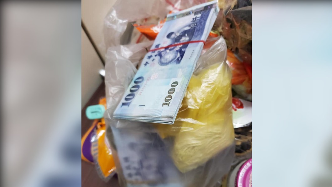 垃圾中藏著大把鈔票。（圖／翻攝自爆廢1公社）
