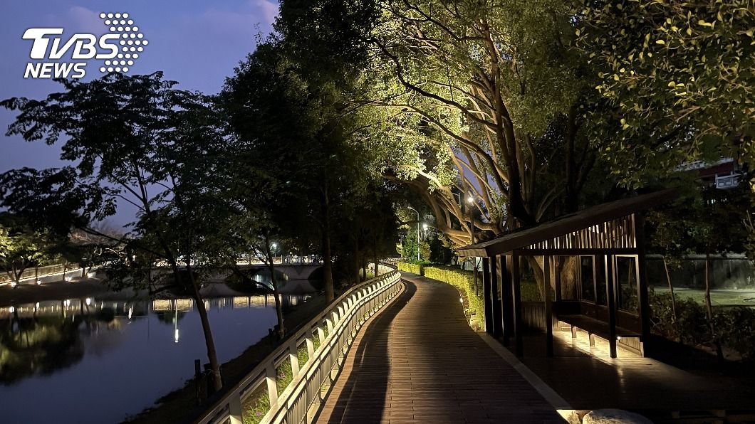 月津港親水公園完成夜間光環境照明。（圖／中央社）