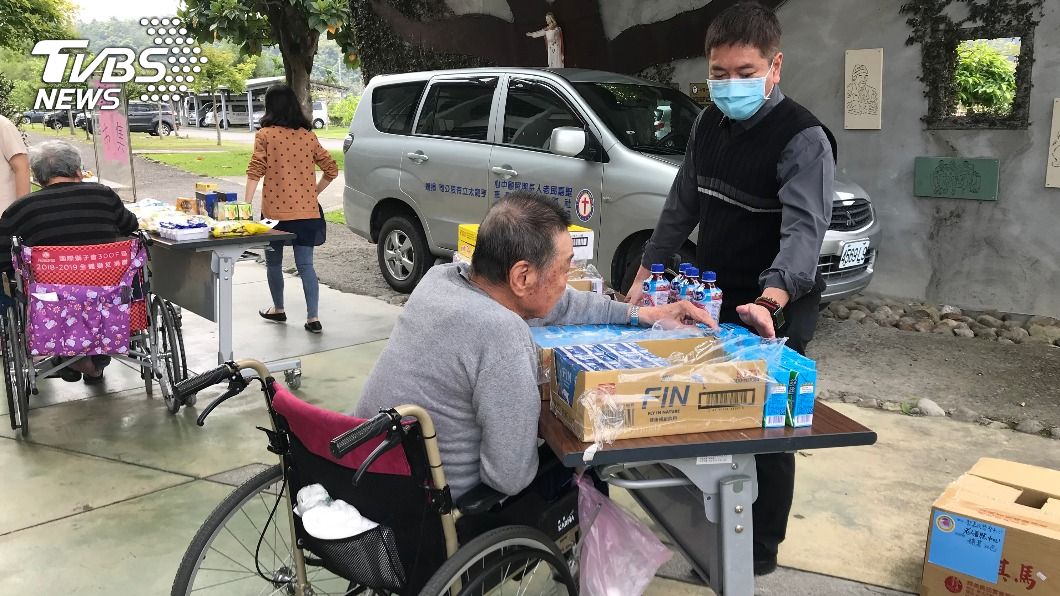 長輩抗疫不憂鬱 小吃攤、理髮院搬進長照中心
