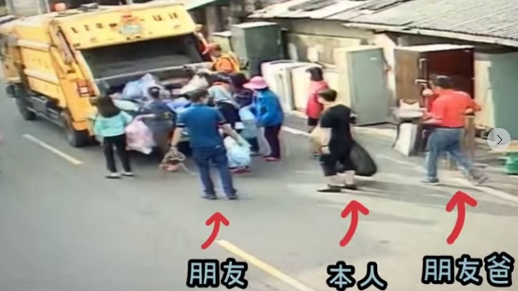 男子提到過去自己曾有被噴濺的經驗,所以看到垃圾車正在壓縮時,立刻退得遠遠的。(圖/翻攝自爆廢公社二館)