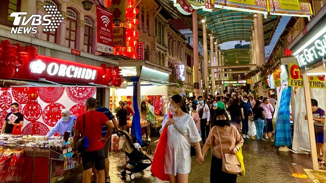 新加坡牛車水年貨市集停辦，仍有部分店家販售春聯等年節商品。（圖／中央社）