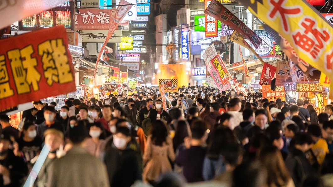 攤商笑了！嘉義文化路夜市人潮擠爆　市府籲做好防疫措施