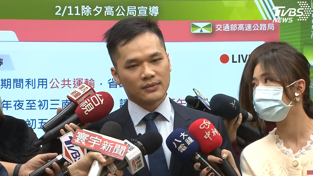 國道路況預報員謝東宏提醒駕駛須留意5地雷路段。(圖/TVBS)