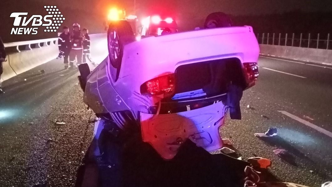 國3轎車撞護欄翻覆 駕駛被拋出再遭撞輾