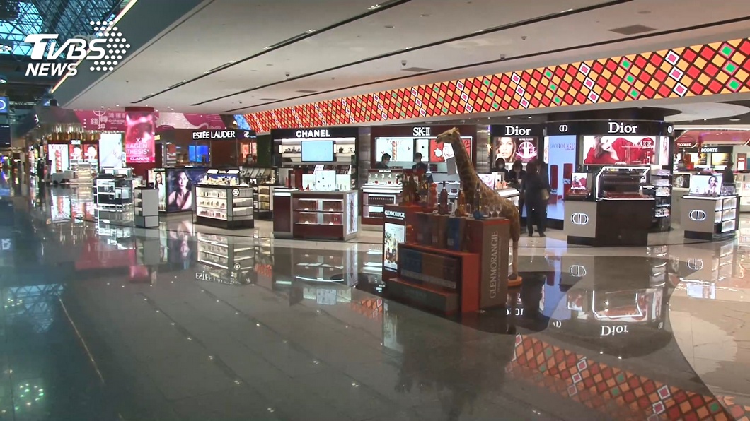 薪水砍半領嘸紓困金 桃機免稅店員工嘆:根本不夠