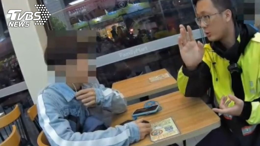 有名男子誤信假網購詐騙,在超商被警方阻止。(示意圖/TVBS)