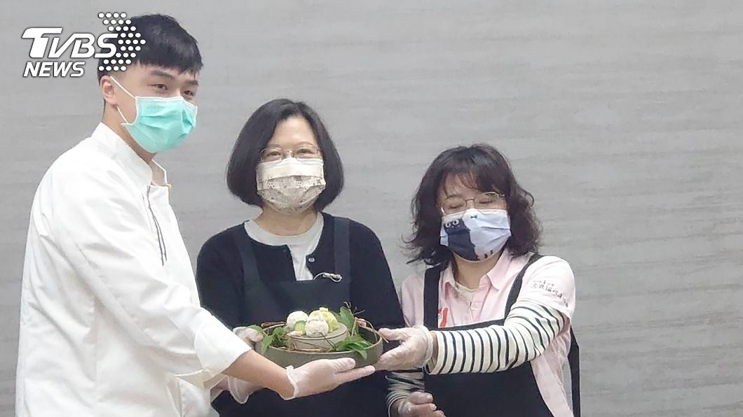 蔡英文挑戰寵物年菜 毛小孩捧場吃光光