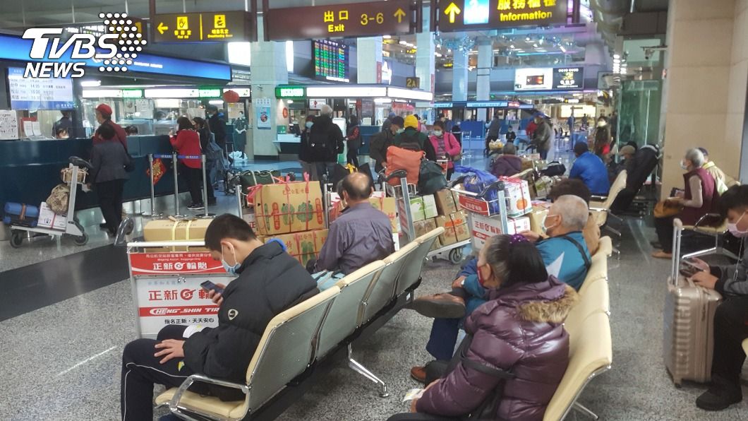 霧鎖台中取消2航班 旅客北上改搭返澎團圓