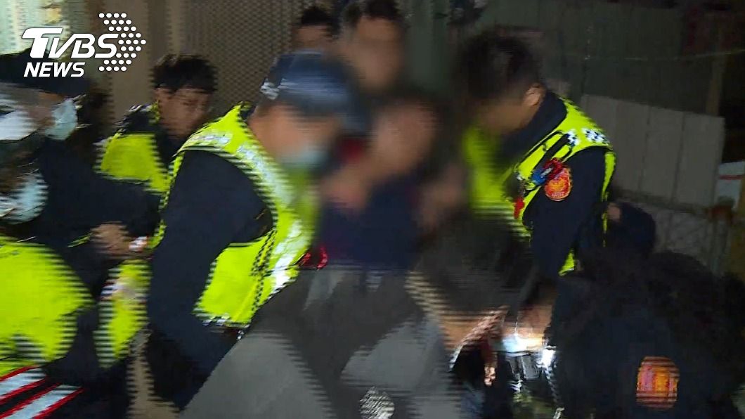 圍爐兄弟喝醉酒當街互毆 警勸架慘遭波及濺血