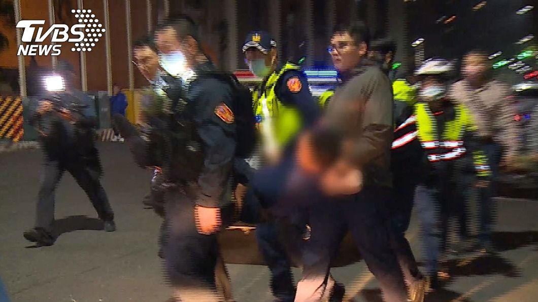 表兄弟喝醉酒互毆演變成家庭糾紛,員警獲報後到場勸阻,共將5人帶回警局。(圖/TVBS)