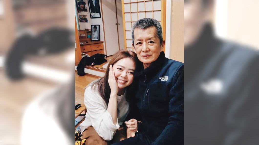 妹妹和父親身後牆上滿滿的小鬼生前帥照。(圖/翻攝自小鬼妹妹IG)