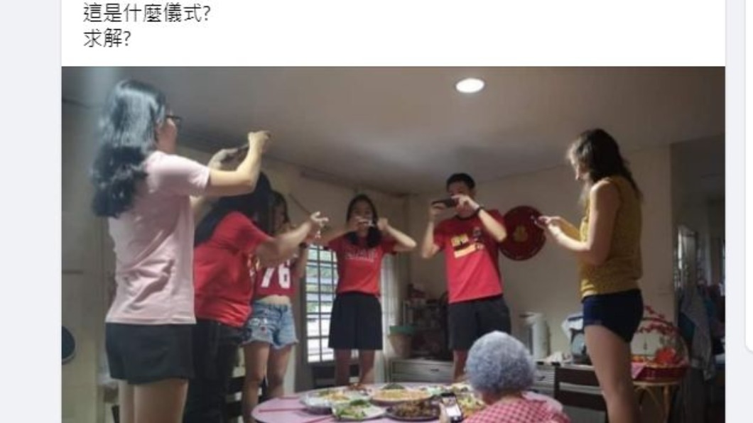 男子分享家中吃年夜飯前的特殊儀式。(圖/翻攝自爆廢1公社)