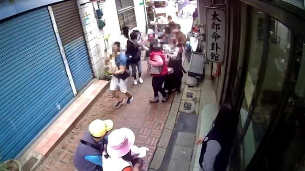 民眾急忙後退閃避。(圖/翻攝自臉書社團「我是三峽人」)