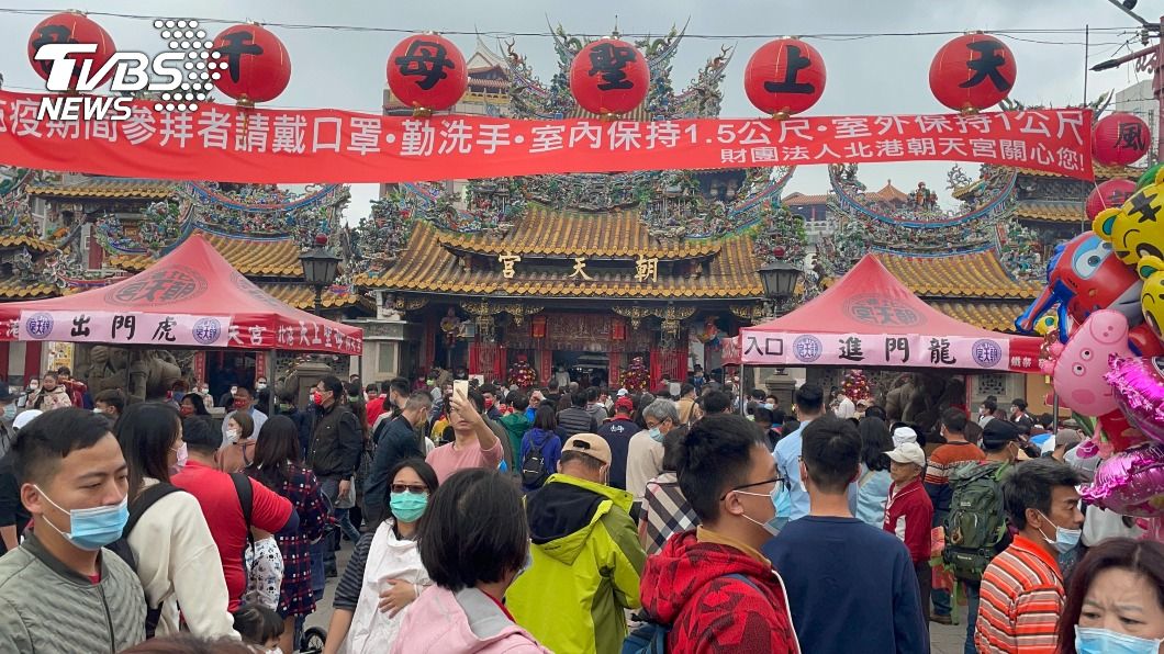 北港朝天宮湧現走春人潮 糕餅店家加班趕貨