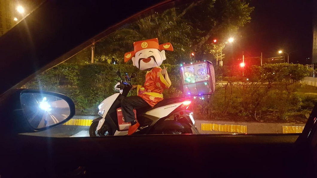 外送員化身財神爺 回眸一笑比愛心網嗨翻:來我家吧