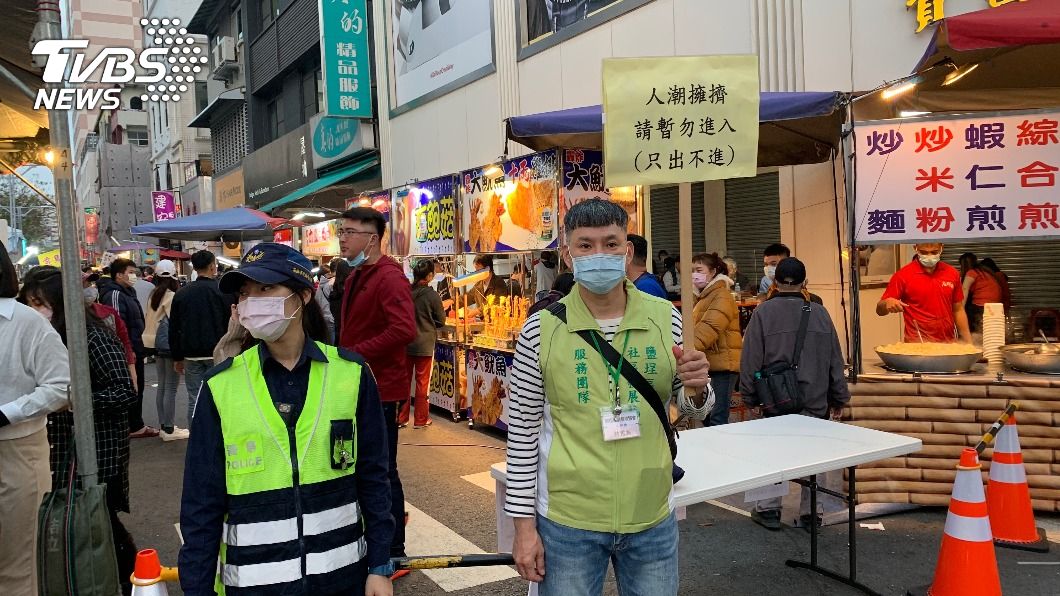 新樂街市集現人潮　高市府舉牌只出不進