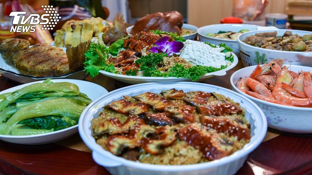 母愛研發新菜色 年夜飯摻混像「餿水」兒崩潰