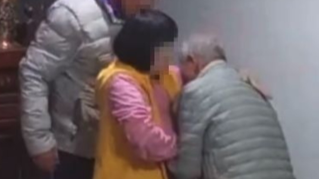 阿公癱軟在婦人身上。(圖/翻攝自當事人臉書)
