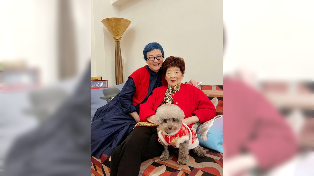 不少人看到母女倆的合照後,紛紛大讚:根本是姊妹。(圖/翻攝自張小燕臉書)