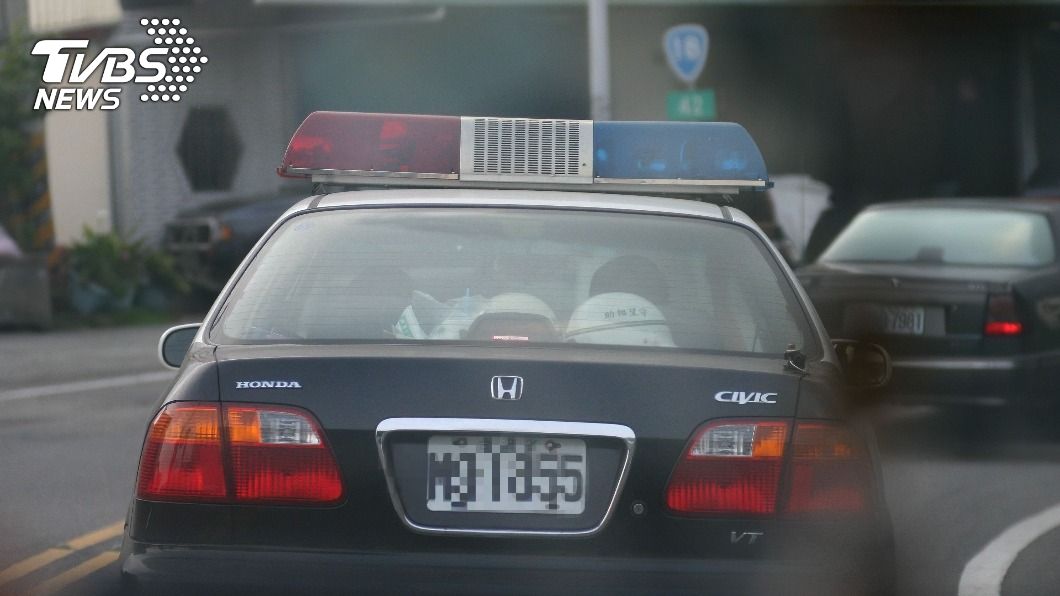 男見警車搖窗嗨喊新年快樂 結局超悽慘:以後不敢祝福