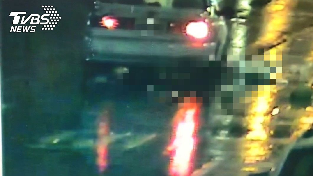 李姓拾荒婦人被捲進車底。（圖／TVBS）