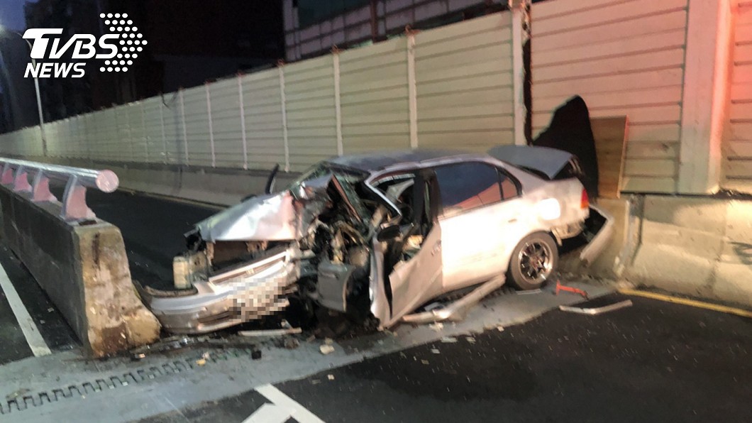 新竹客車「自撞匝道」車身凹爛變形 男駕駛重傷慘死